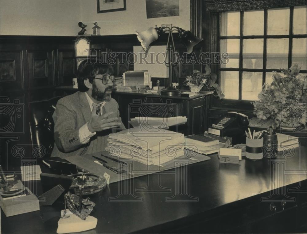 1984 Press Photo Attorney Allan R. Strauss in his East Side law office. - Historic Images