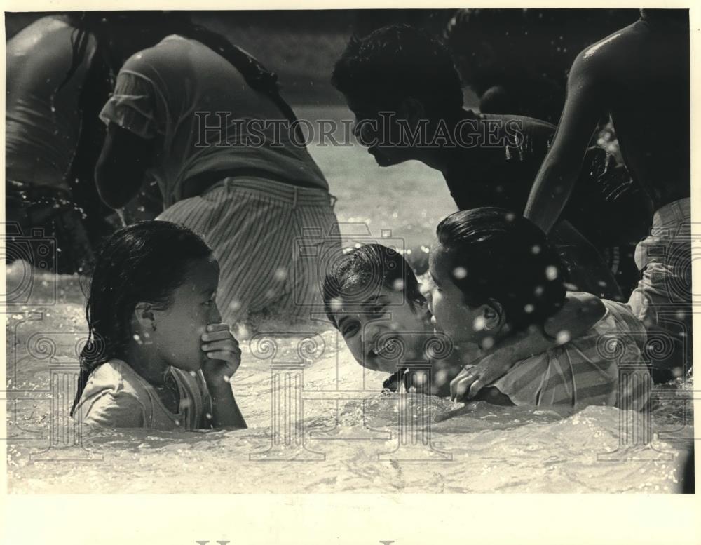 1984 Press Photo Three kids splash in water of the Walker Square Park Pool - Historic Images