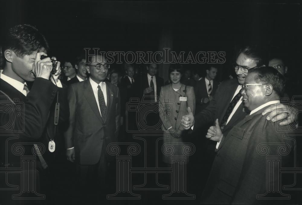 1991 Press Photo Wisconsin Governor Tommy Thompson & Tokutare Kawai, Milwaukee - Historic Images