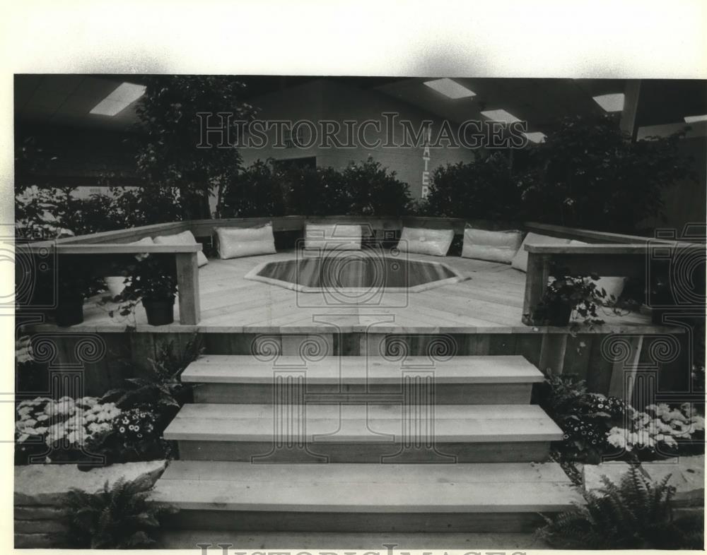 1983 Press Photo Hot tub display at Home Show&#39;s Family Living Center, Wisconsin - Historic Images