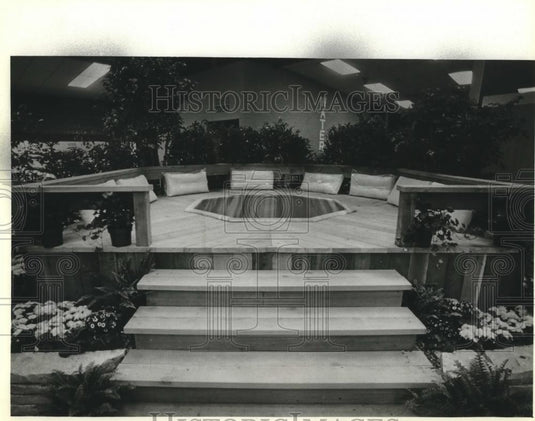 1983 Press Photo Hot tub display at Home Show's Family Living Center, Wisconsin - Historic Images