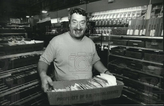 1993 Press Photo Postal worker Dave Bassin helps procrastinators meet deadline - Historic Images