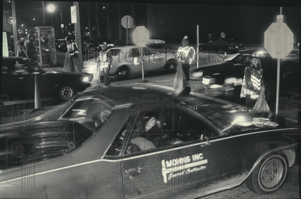 1985 Press Photo Postal workers collected tax forms at St. Paul Avenue drop-off - Historic Images