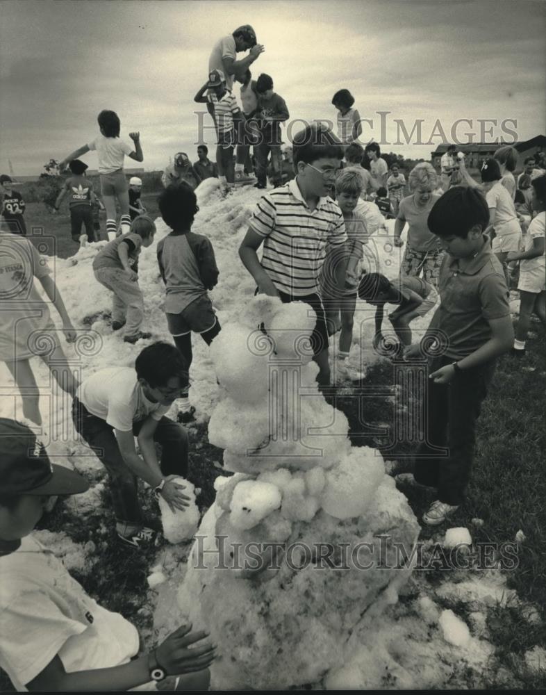 1986 Press Photo Kids play in snow at Christmas-in-July event at Brown Deer YMCA - Historic Images