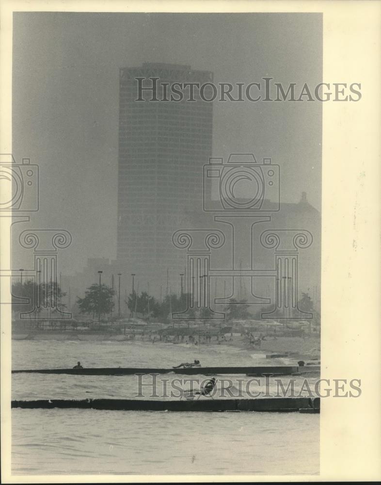 1984 Press Photo Milwaukee&#39;s First Wisconsin Center barely visible Monday - Historic Images