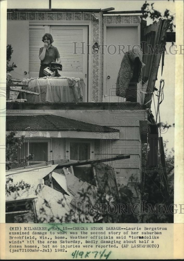 1982 Press Photo Laurie Bergstrom stands in her Wisconsin storm-wrecked bedroom - Historic Images