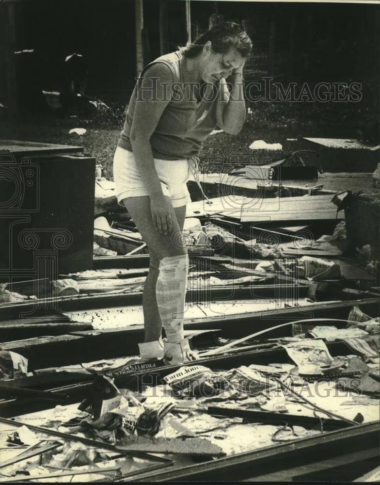 1981 Press Photo Lynn Koebler of Wisconsin returns to her storm-wrecked home - Historic Images