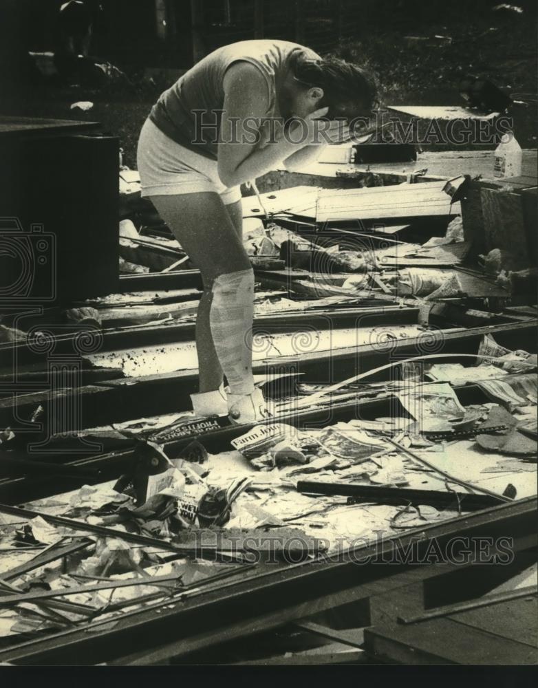 1981 Press Photo Lynn Koebler grieves at ruins of her Wisconsin home after storm - Historic Images