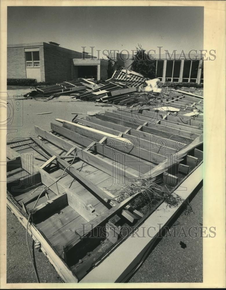 1983 Press Photo A storm blew the roof off the Westby Middle School in Wisconsin - Historic Images