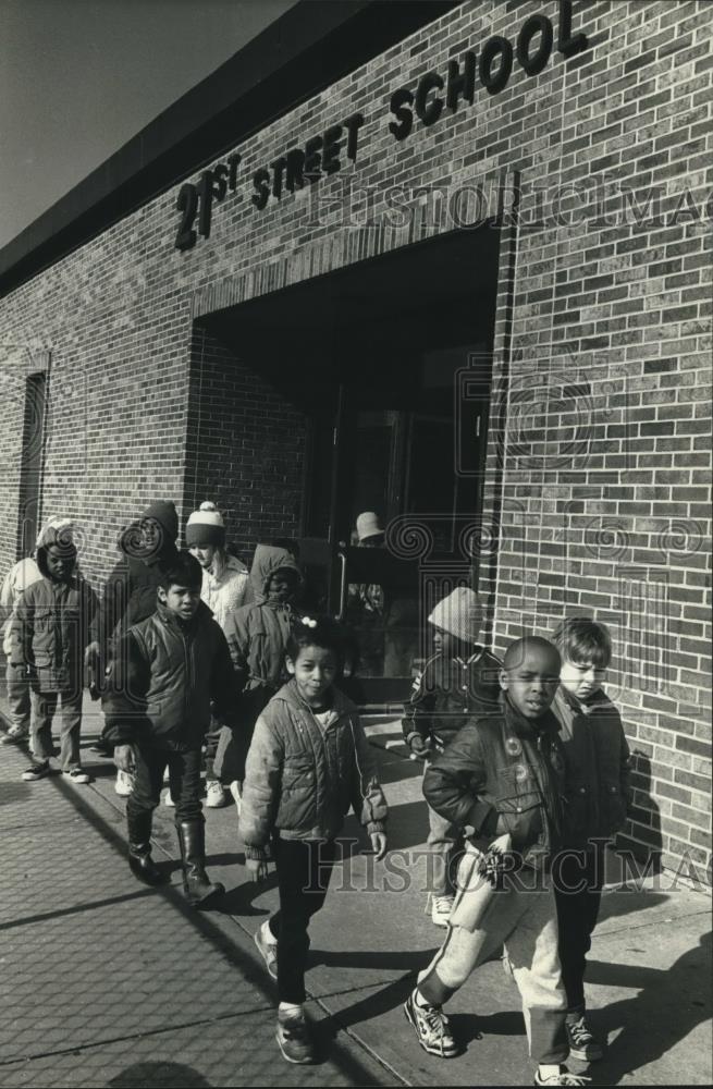 1990 Press Photo 21st Street first graders walk to North Division High for show - Historic Images