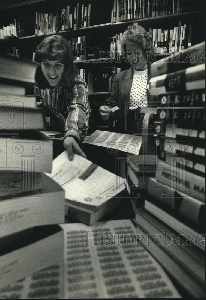 1991 Press Photo Bar Coding Books at Cardinal Stritch College Library,Wisconsin - Historic Images