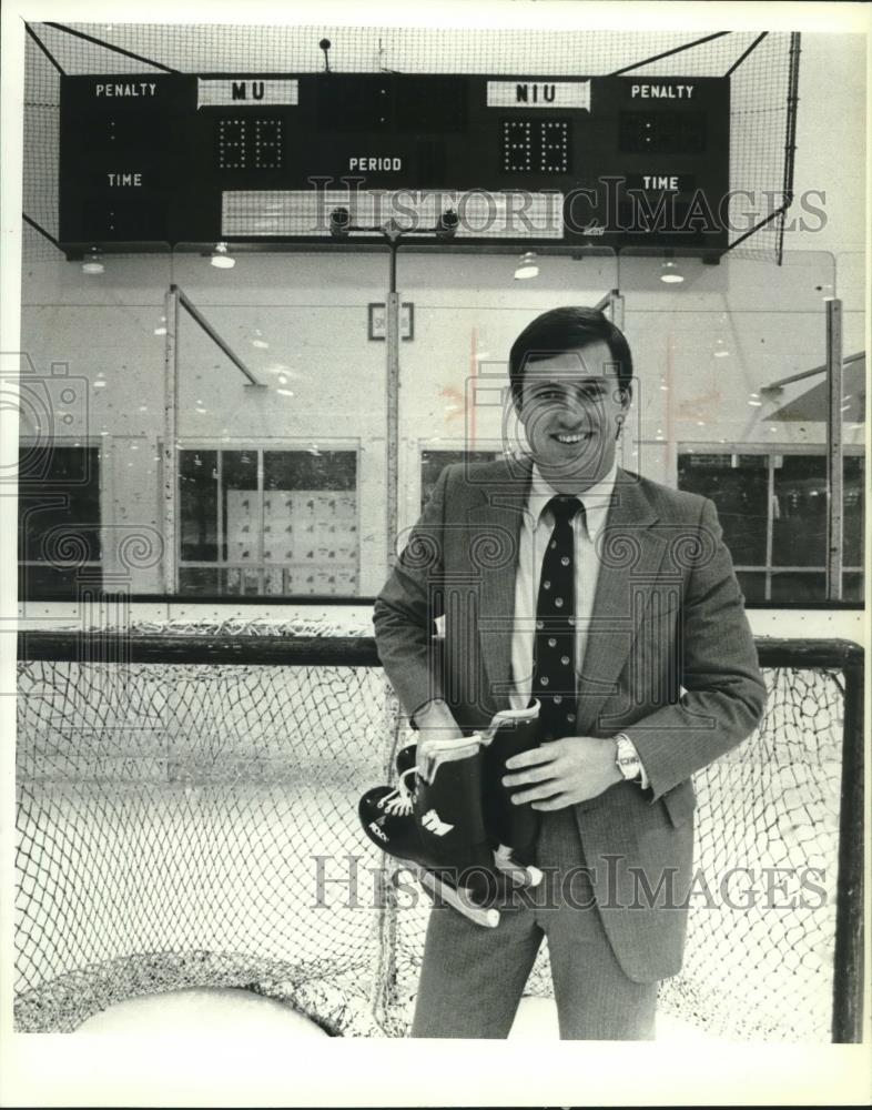 1981 Press Photo Larry Thomas, hockey referee in Milwaukee, Wisconsin - Historic Images