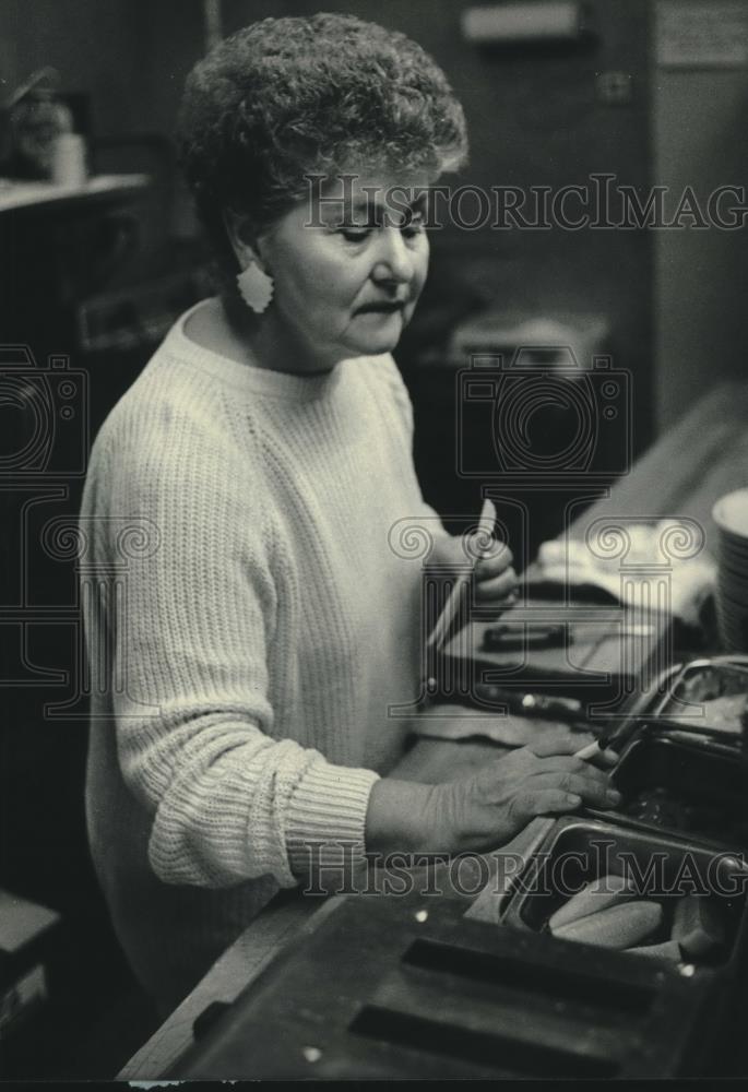 1986 Press Photo Delorr Tepp, Waukesha County Health inspector, WI - mjc11318 - Historic Images