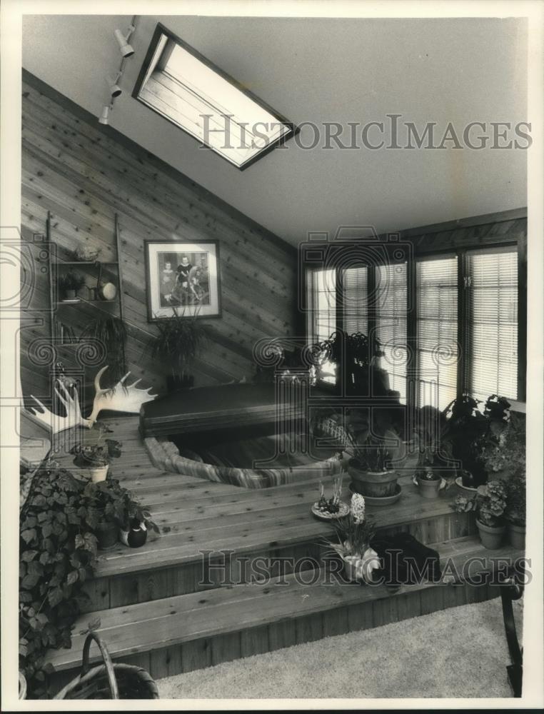 1989 Press Photo Etzel Brothers Builders, New Berlin, showing 8 person spa. - Historic Images