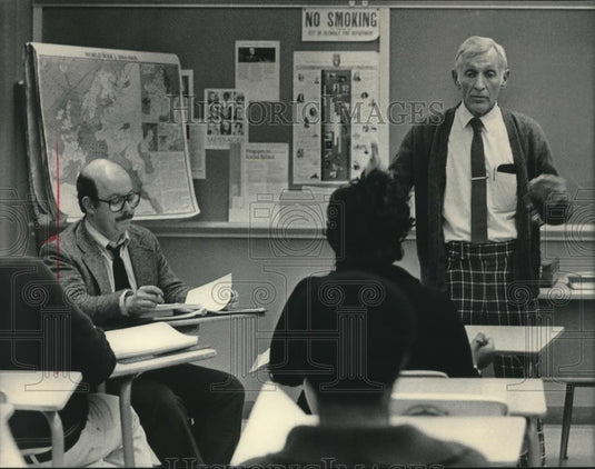 1985 Press Photo Nile Soik instructs an adult class, Cardinal Stritch College - Historic Images