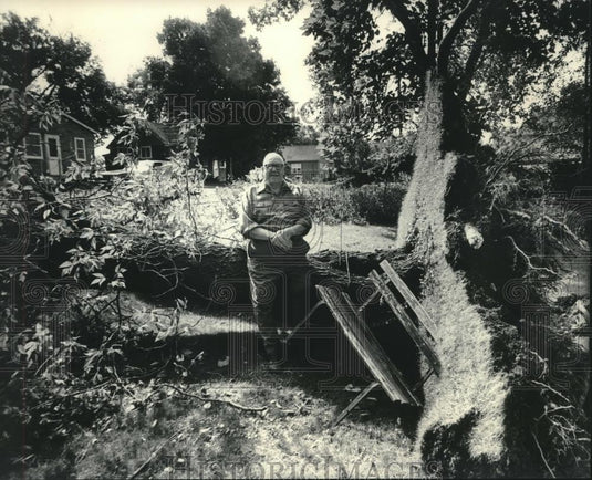 1983 Press Photo John Post Stands Next to Bench After Storm in Washington County - Historic Images