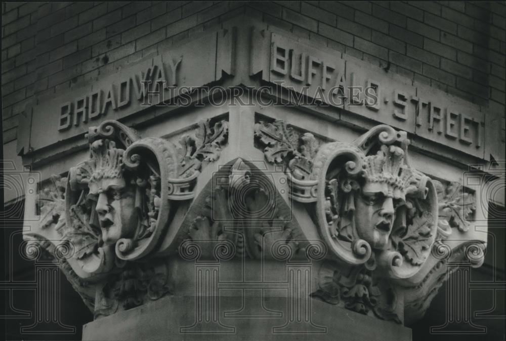 1995 Press Photo Statue of Street Signs Broadway and Buffalo Street - mjc11401 - Historic Images