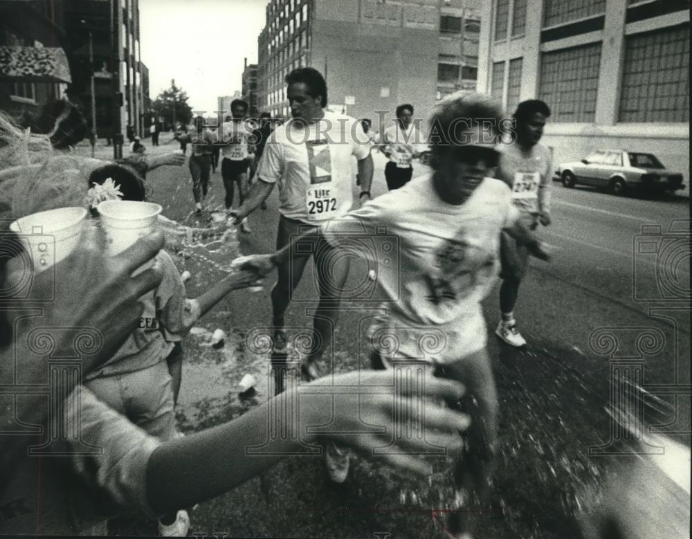 1990 Press Photo Runners in Third Annual Grape Lakes Wine and Food Festival - Historic Images