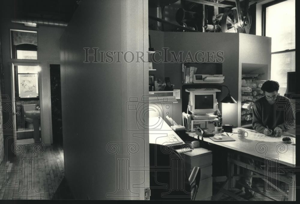 1992 Press Photo James Davidson Works in His Office in a Third Ward Building - Historic Images