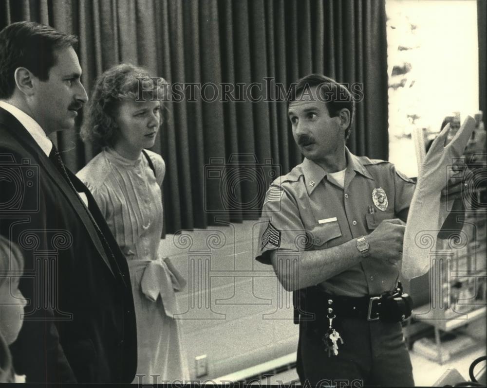 1988 Press Photo Sargent Richard Preston shows bulletproof vest, Thiensville - Historic Images