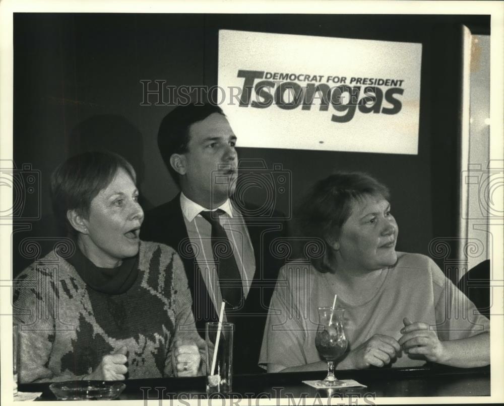 1992 Press Photo Johanna, John Noonan, Lynn MacMillian, Gracey&#39;s Restaurant - Historic Images