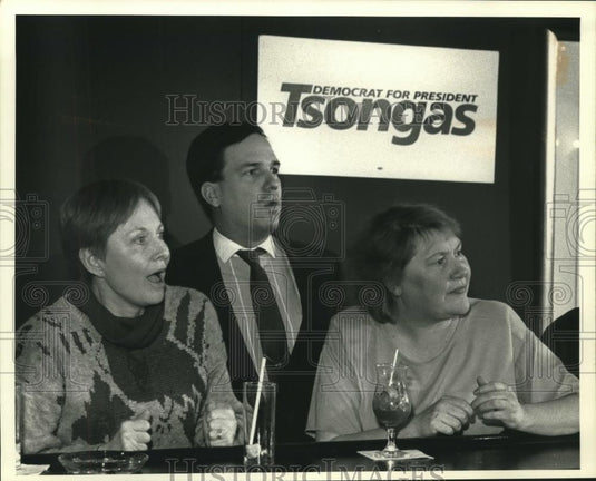 1992 Press Photo Johanna, John Noonan, Lynn MacMillian, Gracey's Restaurant - Historic Images