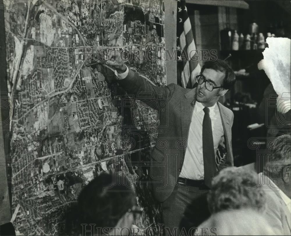 1982 Press Photo William Straub, presents at Brookfield Town Hall - mjc11435 - Historic Images