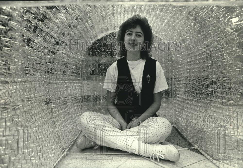 1990 Press Photo Patricia Sladek, in crafted shelter, College Stritch College - Historic Images