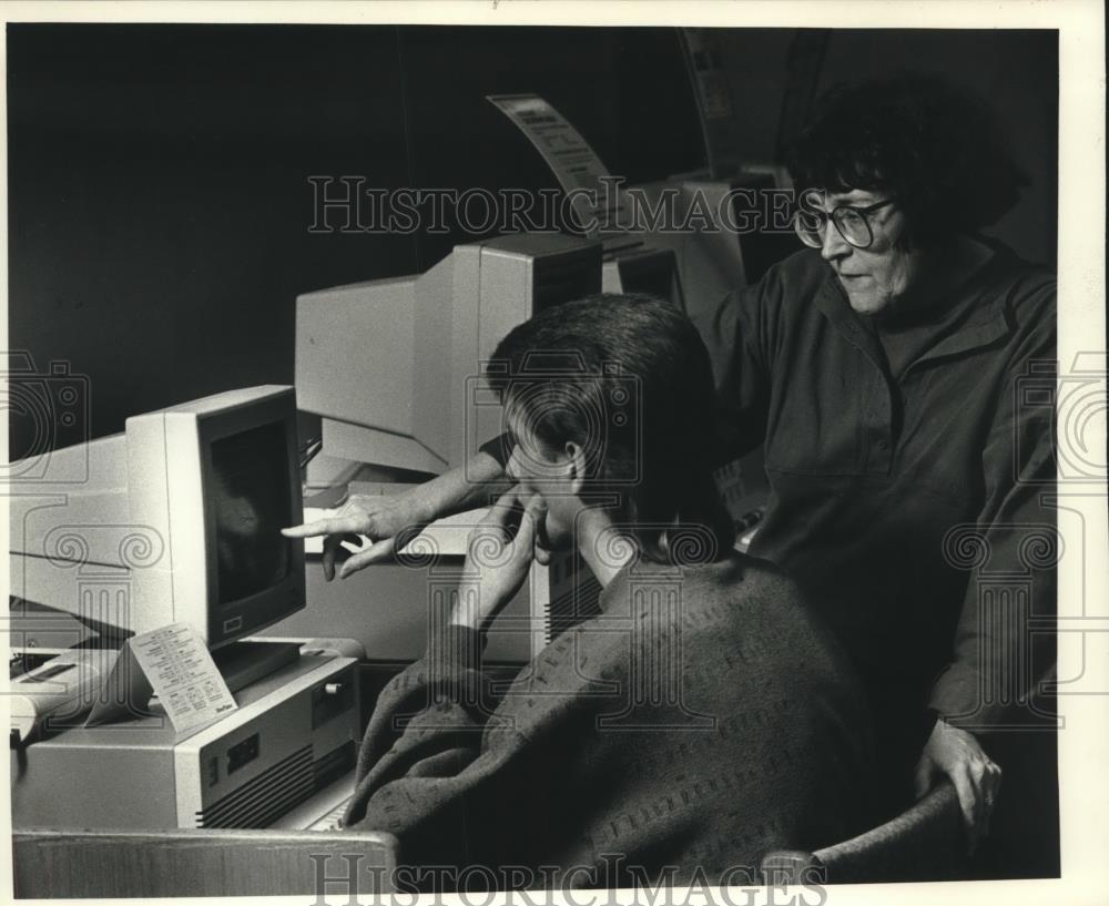 1990 Press Photo Meredith Gillette student at computer, Cardinal Stritch College - Historic Images