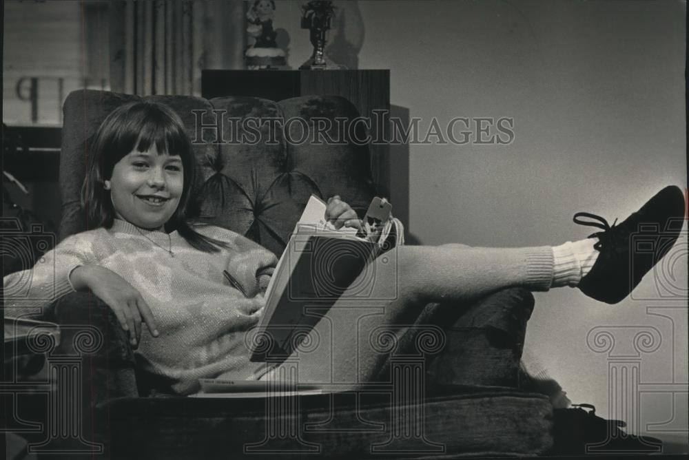 1992 Press Photo Renee Schneider reads at Cardinal Stritch College, Milwaukee - Historic Images