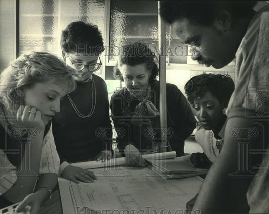 1987 Press Photo Group at Cardinal Stritch College looks at blueprints - Historic Images