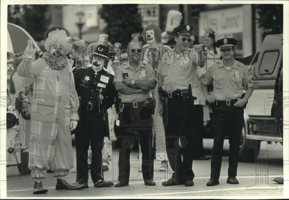 1991 Press Photo Shriner clown joking with police, West Allis - mjc11468 - Historic Images