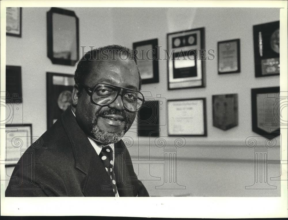 1982 Press Photo Julian Thomas in his JI Case office, Racine, Wisconsin - Historic Images