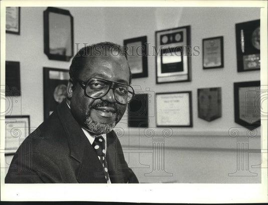 1982 Press Photo Julian Thomas in his JI Case office, Racine, Wisconsin - Historic Images
