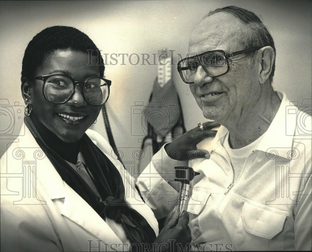 1987 Press Photo Internist Lauree Thomas examines Eugene Nelson- Milwaukee - Historic Images