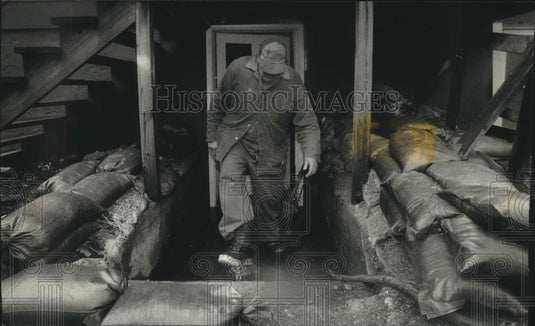 1993 Press Photo Dick Gruenewald checks water levels, Dijon's Bridal World - Historic Images