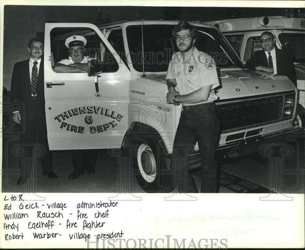 1982 Press Photo Officials of Thiensville Volunteer Fire Department posed by van - Historic Images