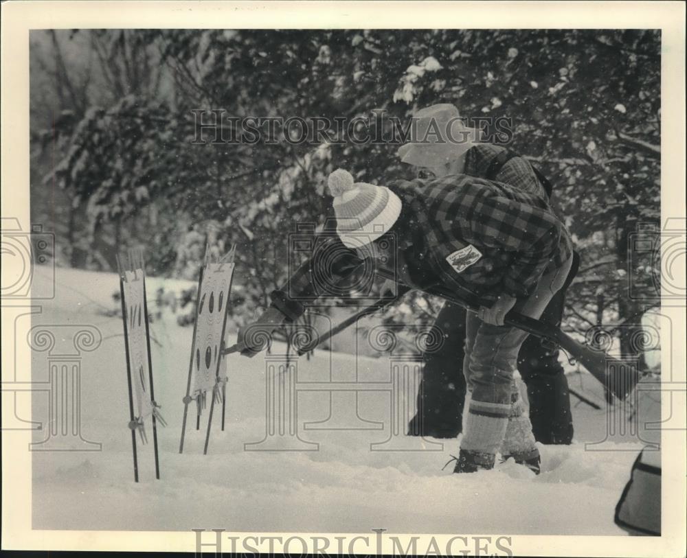 1985 Press Photo Jim Regis and Lyle Peterson inspected targets after shooting - Historic Images