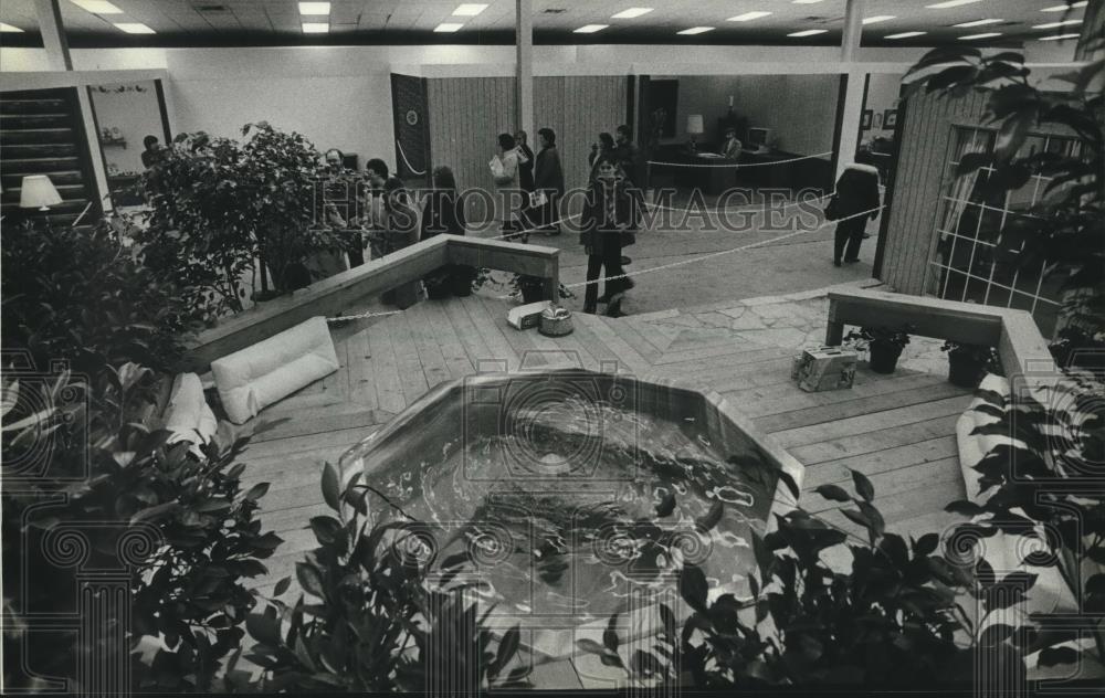 1983 Press Photo Hot tub displayed at Milwaukee Home Show in West Allis - Historic Images