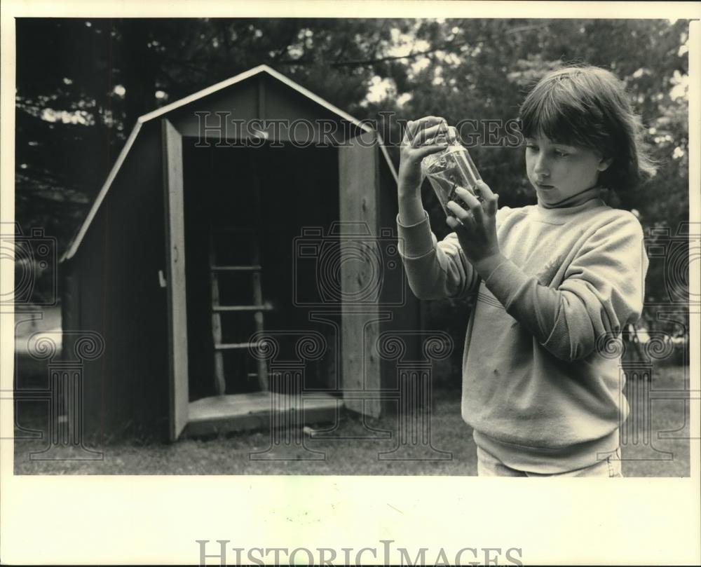 1987 Press Photo Laura Stiebs, 9, checks out a bug caught on Miner Lake. - Historic Images