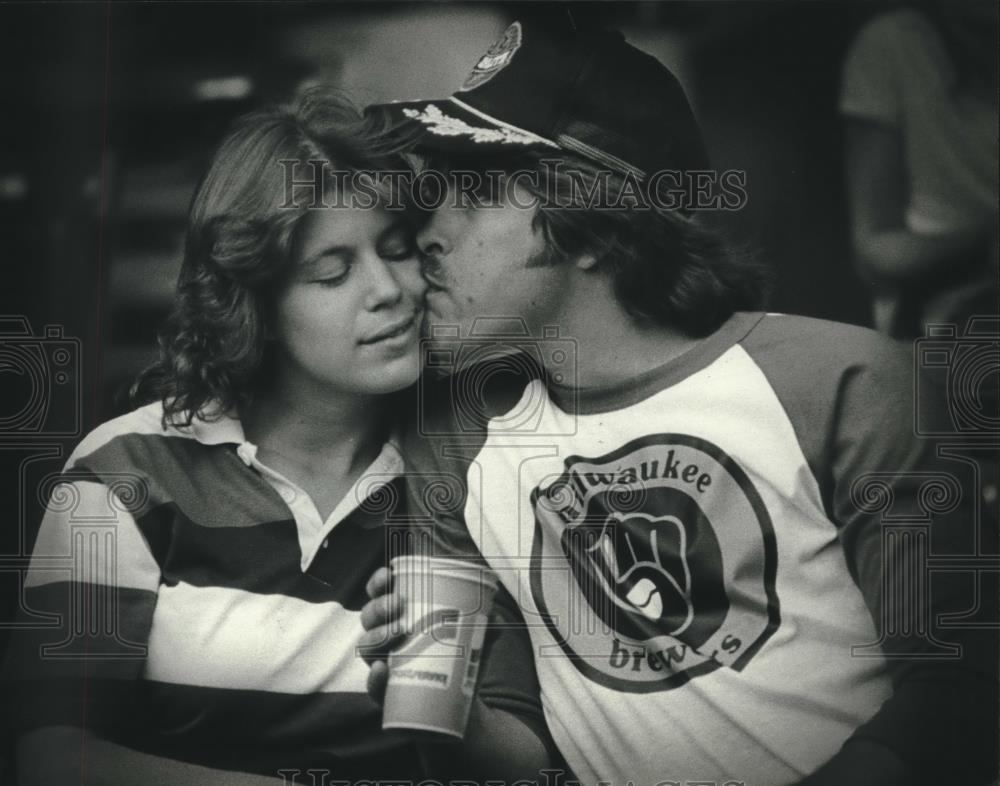 1981 Press Photo 2 fans enjoy game at County Stadium night before the strike - Historic Images