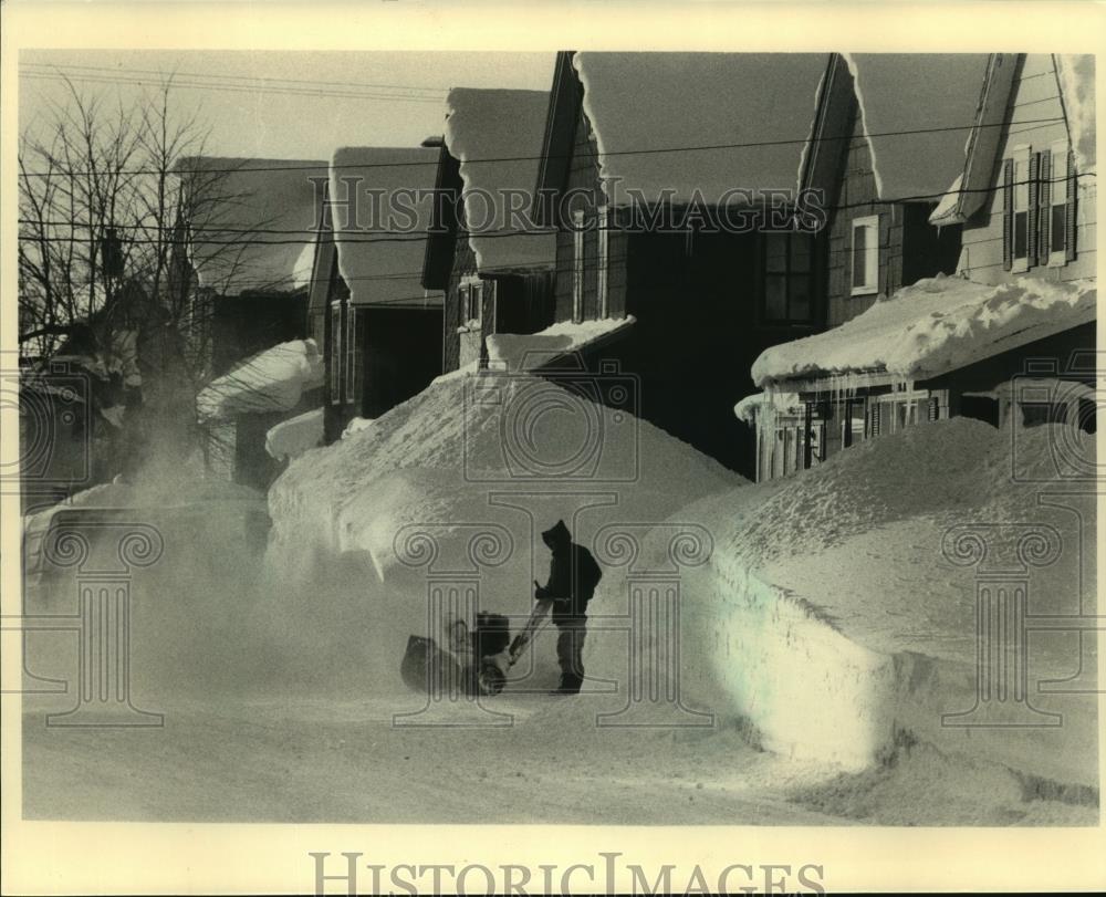 1985 Press Photo Bill Forman was dwarfed by banks of snow United States - Historic Images