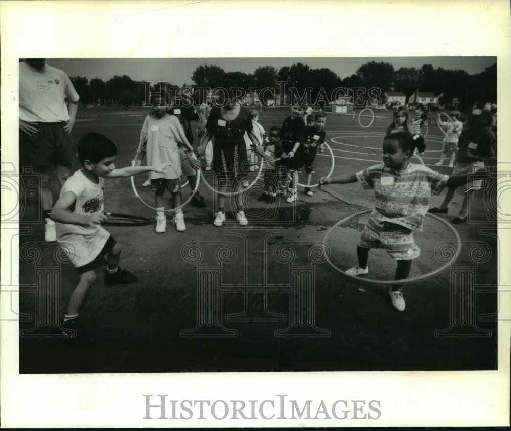 1994 Press Photo Kids hula-hooping at Cumberland Elementary&#39;s Family Picnic. - Historic Images