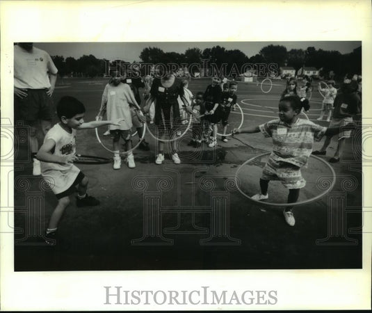 1994 Press Photo Kids hula-hooping at Cumberland Elementary's Family Picnic. - Historic Images