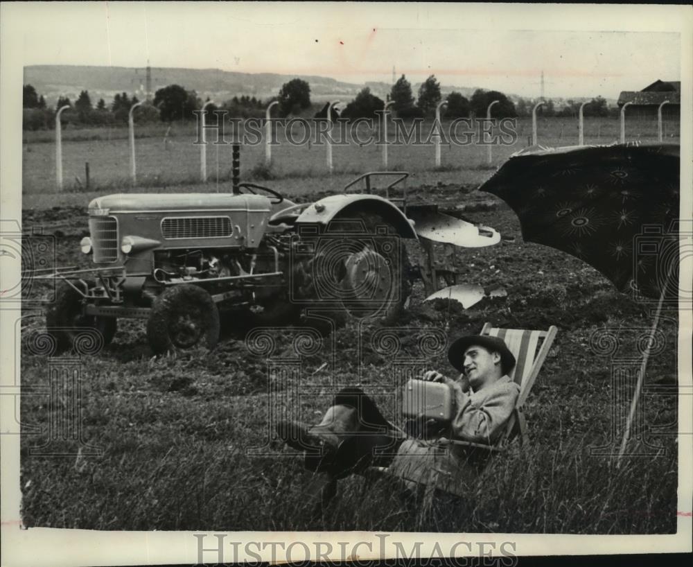 1981 Press Photo West German Farmer Rests While Operating Remote Control Tractor - Historic Images