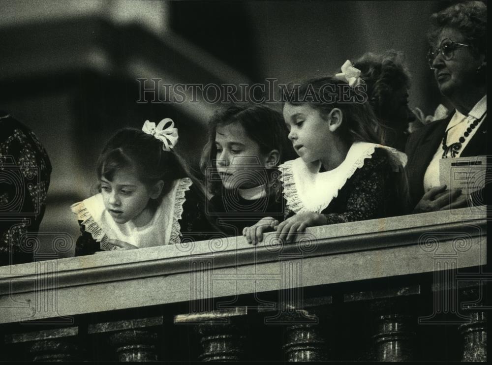 1991 Press Photo Kids watch Governor Tommy Thompson get sworn-in in Madison - Historic Images