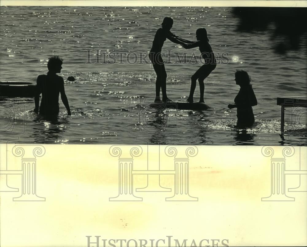 1983 Press Photo Kids swimming at Silver Lake in Summit, Waukesha County - Historic Images