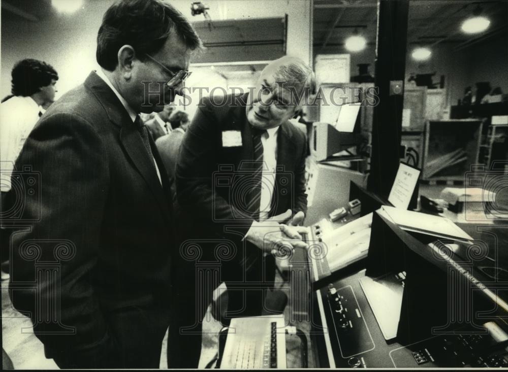 1989 Press Photo Governor Tommy Thompson and Frederick Bulger, New Berlin - Historic Images