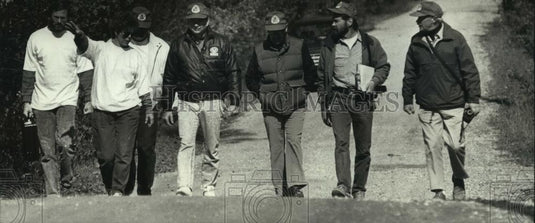 1989 Press Photo Governor Tommy G. Thompson With Hikers Walk on Wisconsin Trail - Historic Images
