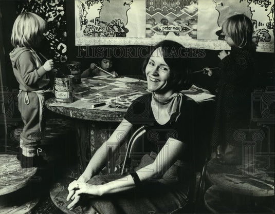 1981 Press Photo Author Mary Tooley Sits With Her Pupils During An Art Class - Historic Images